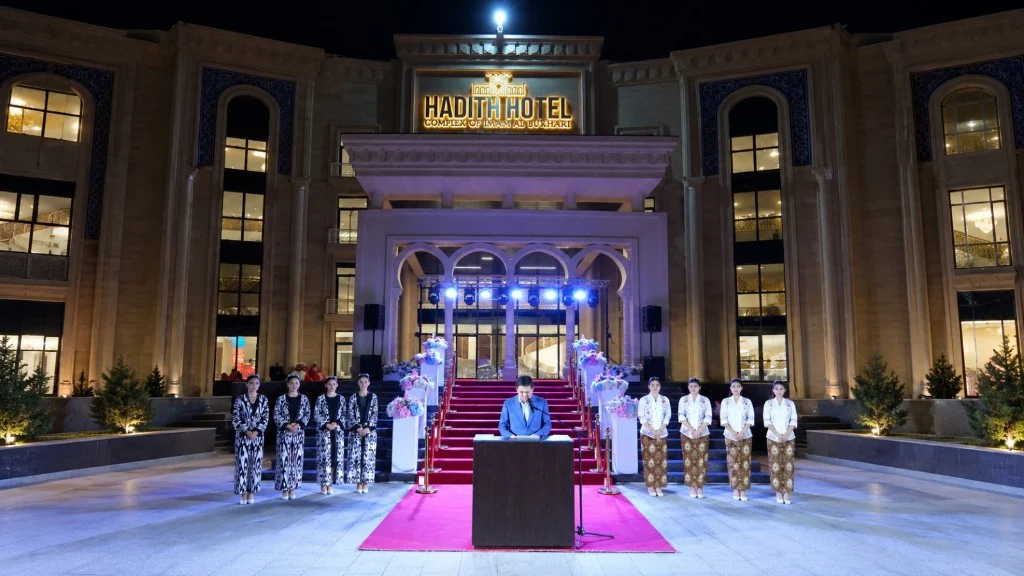 Upacara soft opening HADITH Hotel: pidato di podium, dikelilingi penari berpakaian adat Uzbekistan dan kebaya batik Indonesia.